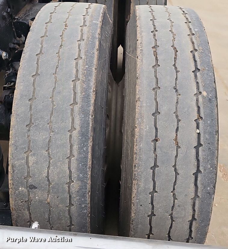 image for item EJ6098 2004 Peterbilt  379 semi truck