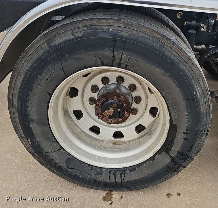 image for item EJ6098 2004 Peterbilt  379 semi truck