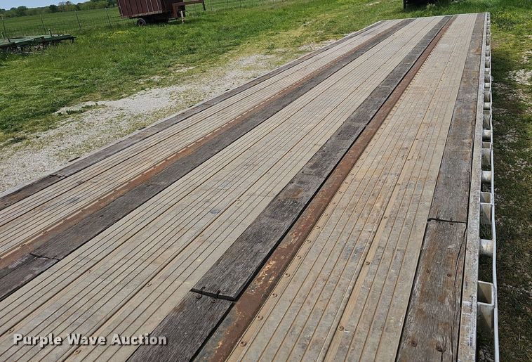 image for item EJ6326 2010 Utility FS2CDHA drop deck equipment trailer