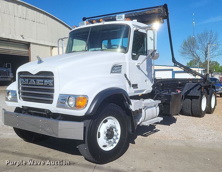 image for item EJ7951 2002 Mack Granite CV713 rollback truck