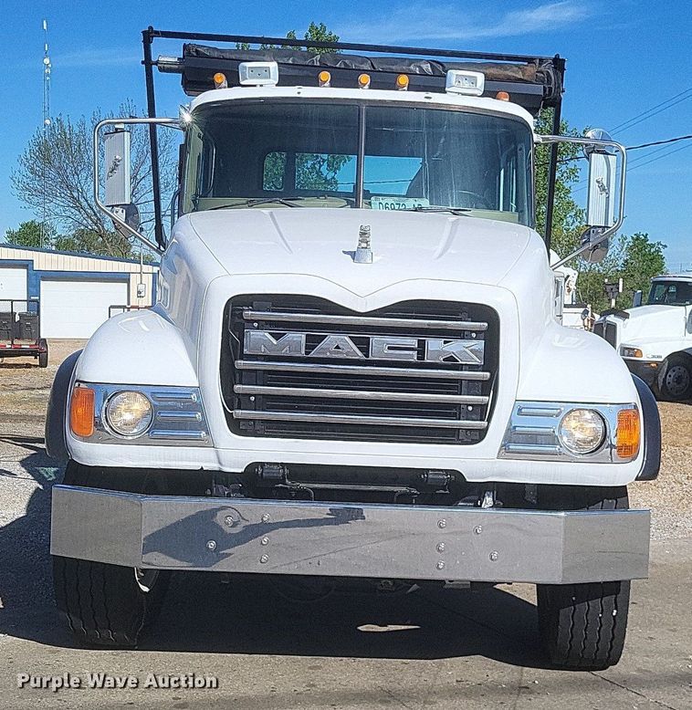 image for item EJ7951 2002 Mack Granite CV713 rollback truck