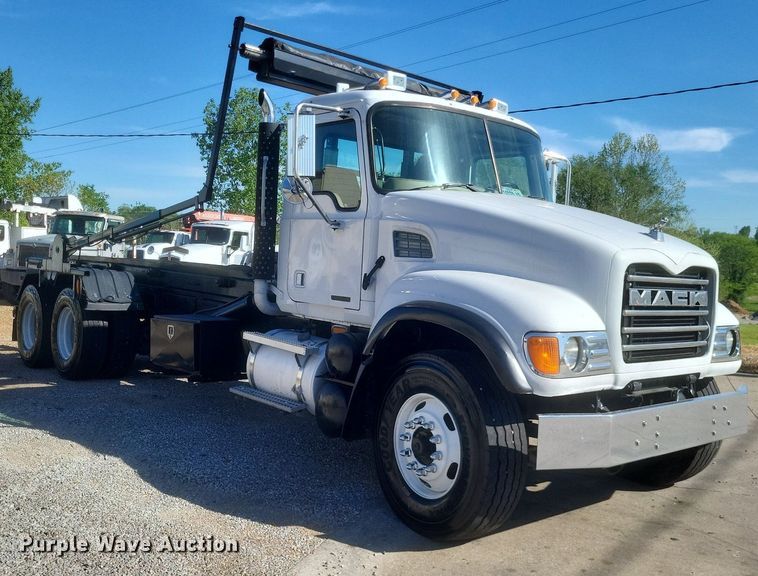 image for item EJ7951 2002 Mack Granite CV713 rollback truck
