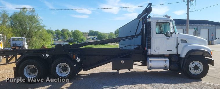 image for item EJ7951 2002 Mack Granite CV713 rollback truck