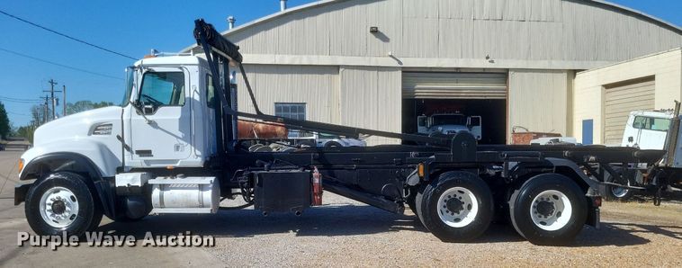 image for item EJ7951 2002 Mack Granite CV713 rollback truck