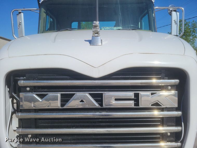 image for item EJ7951 2002 Mack Granite CV713 rollback truck