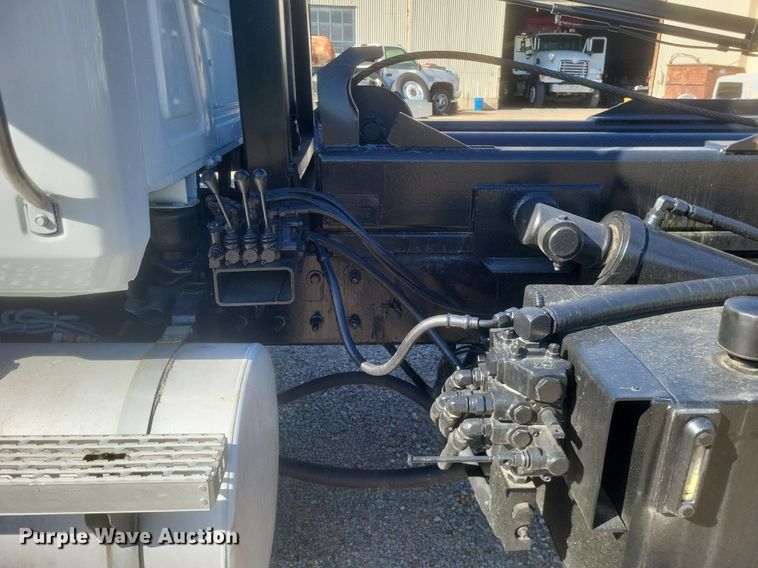 image for item EJ7951 2002 Mack Granite CV713 rollback truck