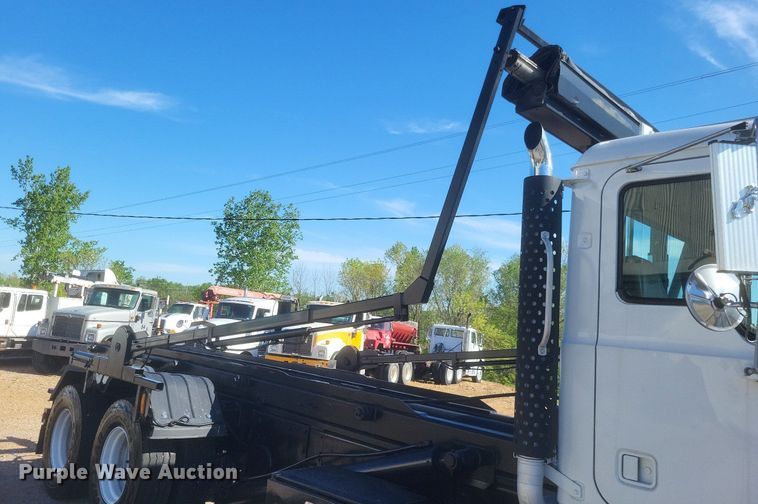 image for item EJ7951 2002 Mack Granite CV713 rollback truck