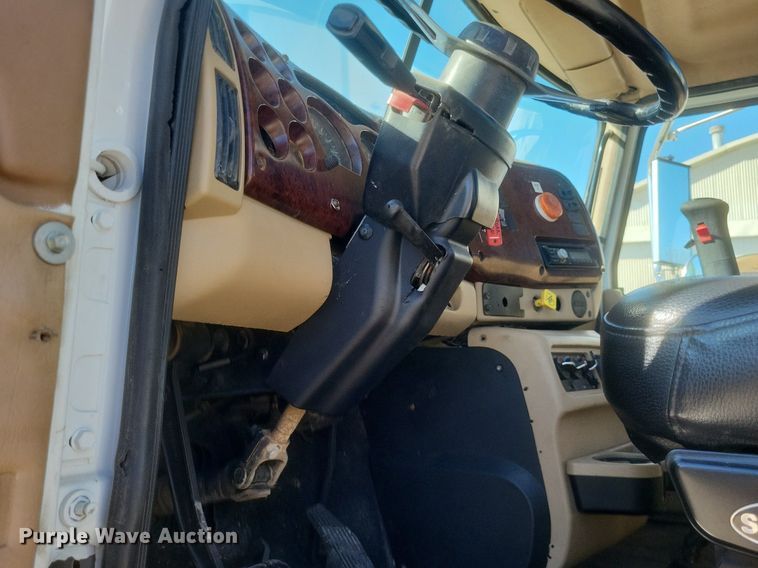 image for item EJ7951 2002 Mack Granite CV713 rollback truck