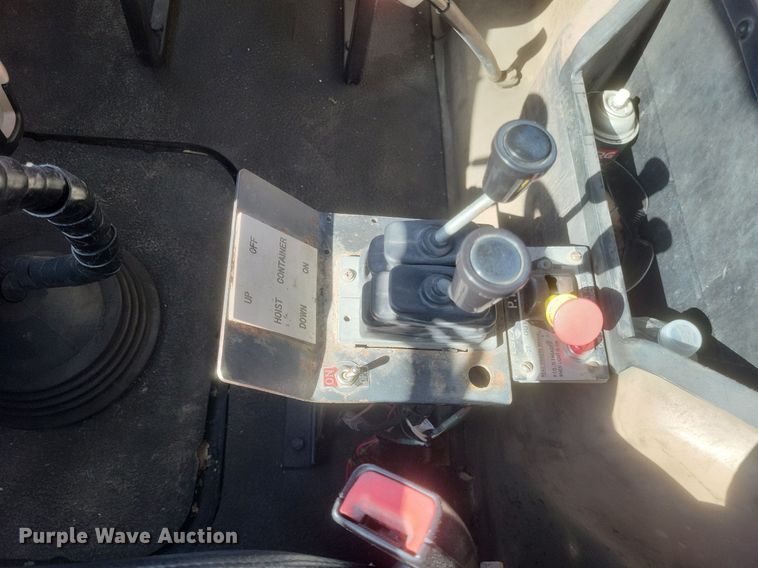 image for item EJ7951 2002 Mack Granite CV713 rollback truck