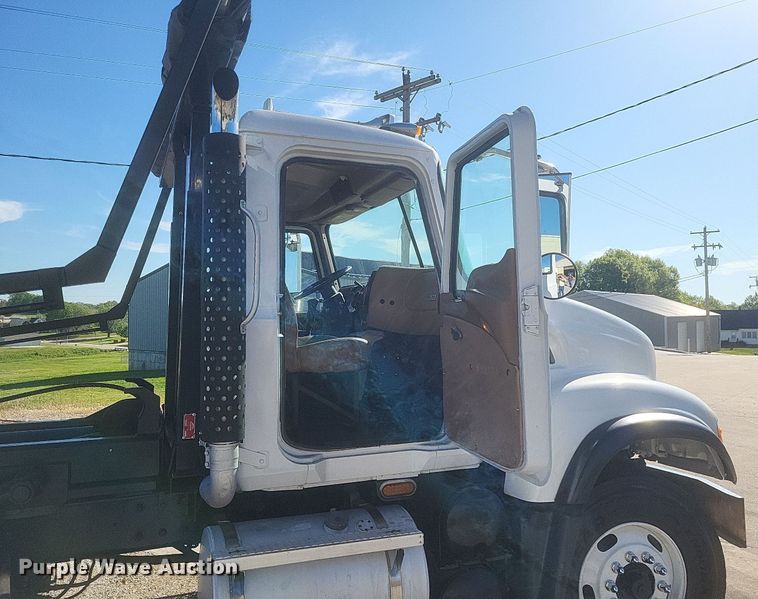 image for item EJ7951 2002 Mack Granite CV713 rollback truck