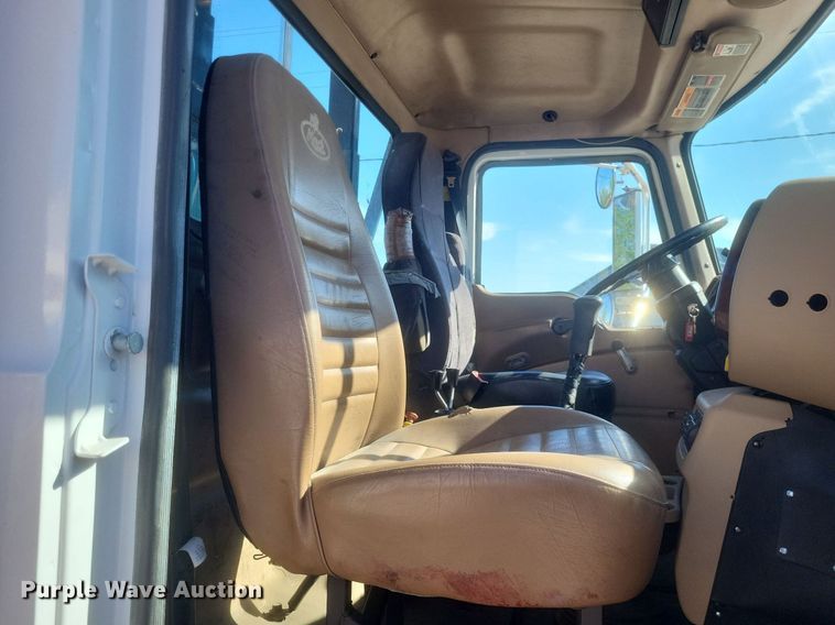 image for item EJ7951 2002 Mack Granite CV713 rollback truck