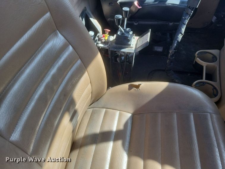 image for item EJ7951 2002 Mack Granite CV713 rollback truck