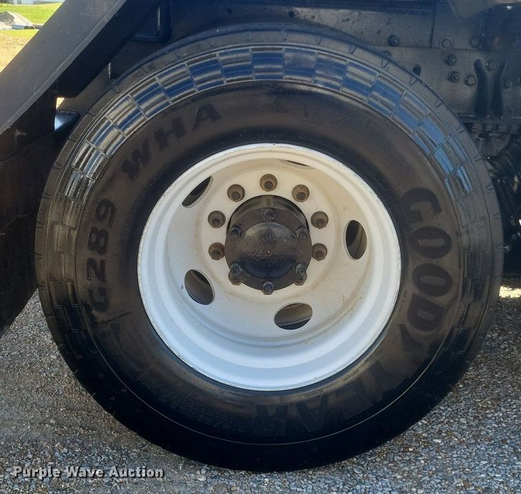 image for item EJ7951 2002 Mack Granite CV713 rollback truck