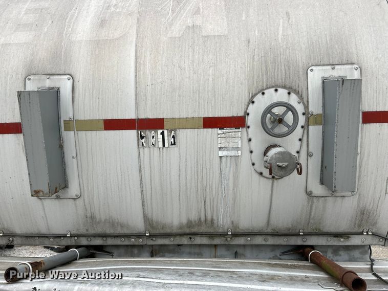 image for item EK4387 1992 Fruehauf tank trailer