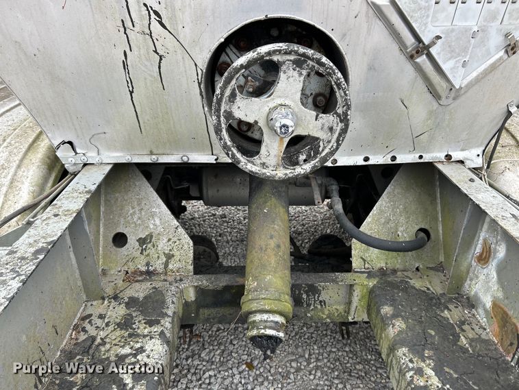 image for item EK4387 1992 Fruehauf tank trailer