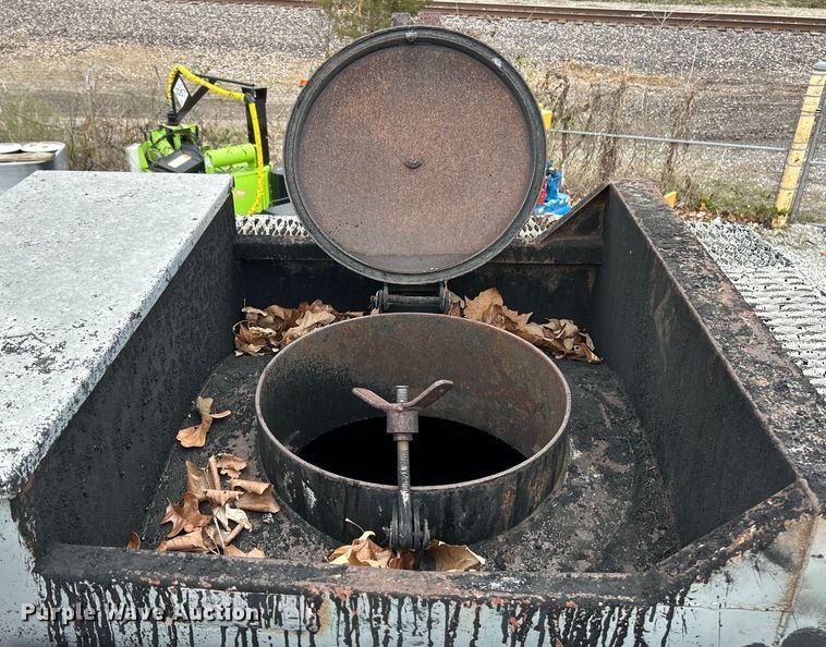 image for item EK4387 1992 Fruehauf tank trailer