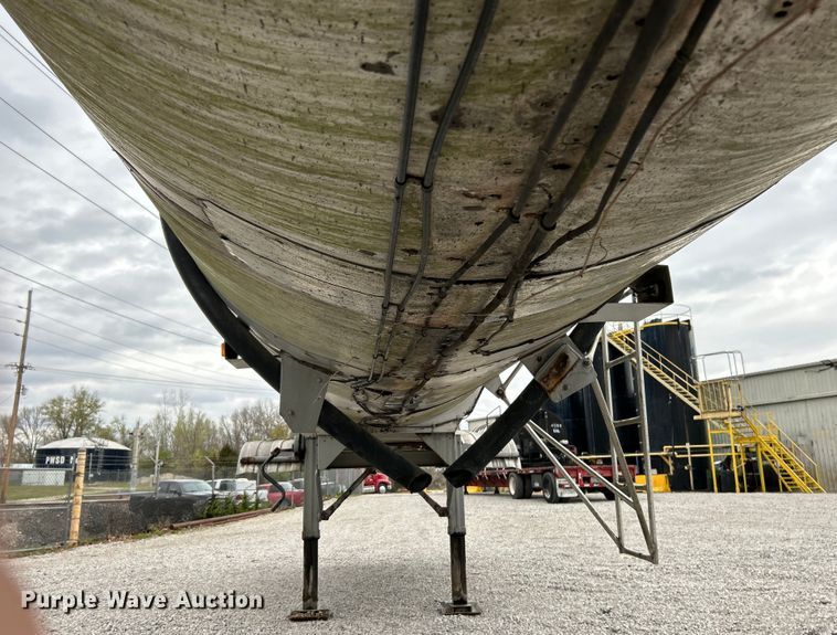 image for item EK4387 1992 Fruehauf tank trailer