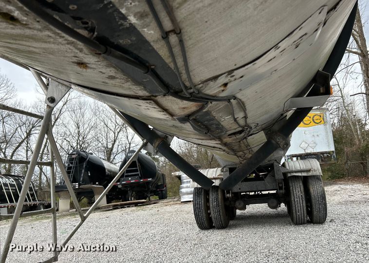 image for item EK4387 1992 Fruehauf tank trailer