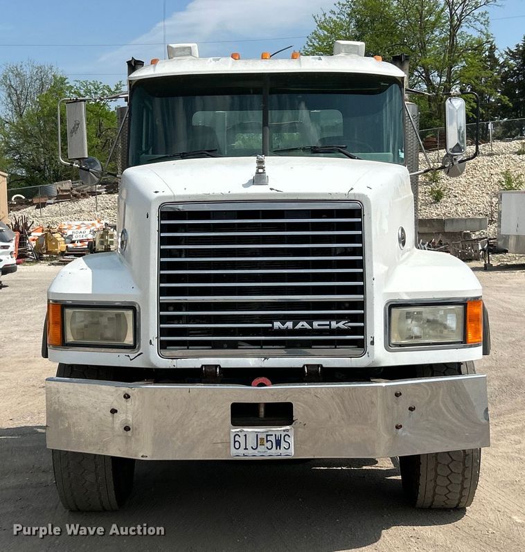 image for item EK4527 2001 Mack CL713 semi truck