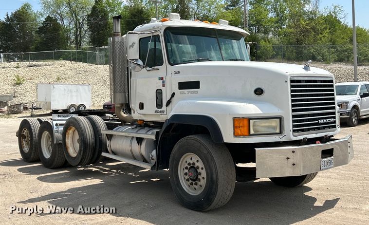 image for item EK4527 2001 Mack CL713 semi truck