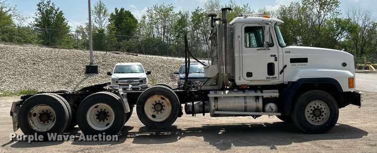 image for item EK4527 2001 Mack CL713 semi truck