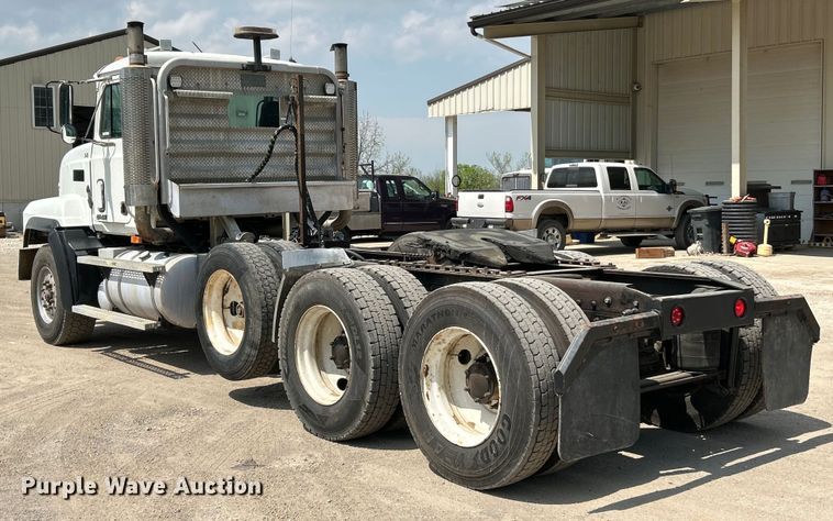 image for item EK4527 2001 Mack CL713 semi truck