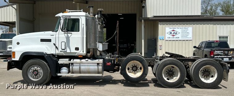 image for item EK4527 2001 Mack CL713 semi truck