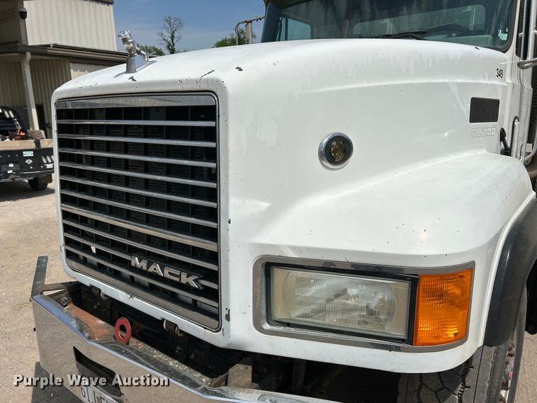 image for item EK4527 2001 Mack CL713 semi truck