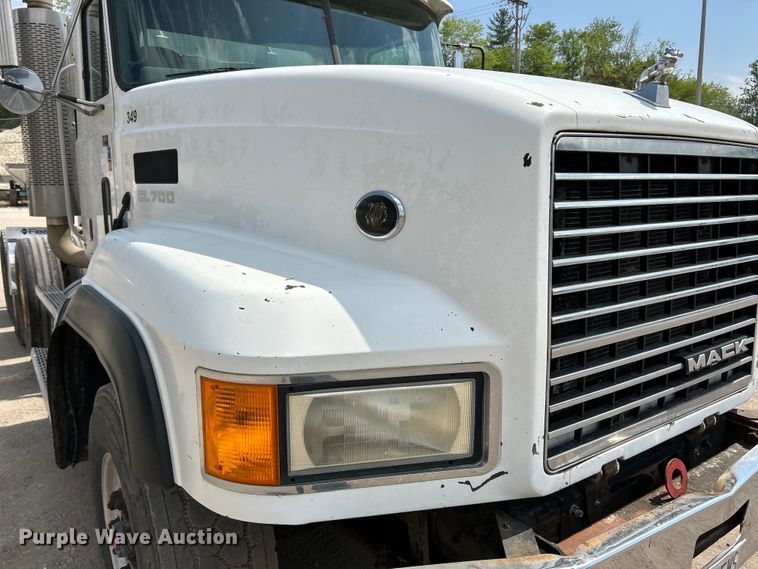 image for item EK4527 2001 Mack CL713 semi truck