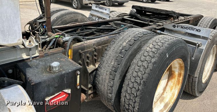 image for item EK4527 2001 Mack CL713 semi truck