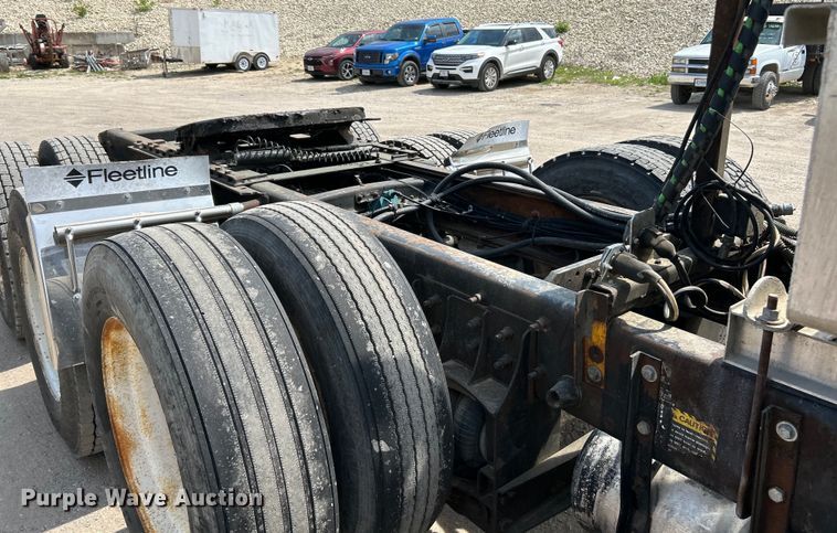 image for item EK4527 2001 Mack CL713 semi truck