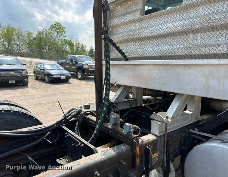 image for item EK4527 2001 Mack CL713 semi truck