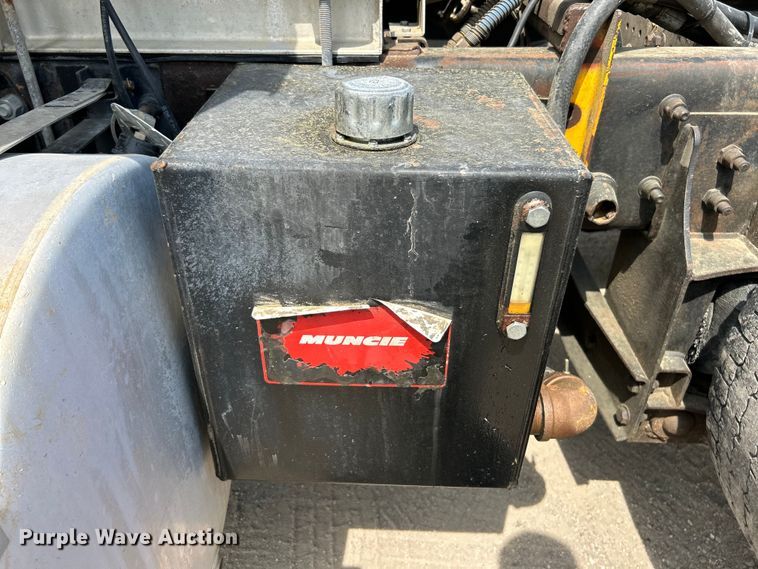 image for item EK4527 2001 Mack CL713 semi truck