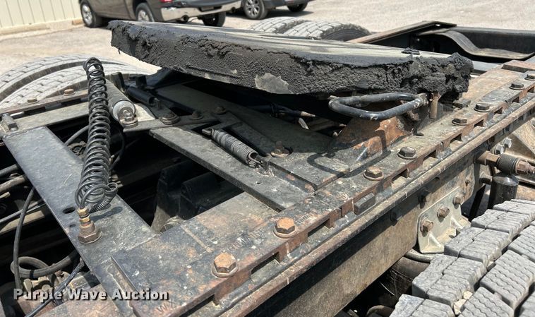 image for item EK4527 2001 Mack CL713 semi truck