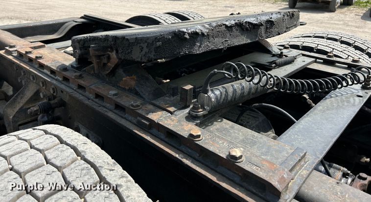 image for item EK4527 2001 Mack CL713 semi truck