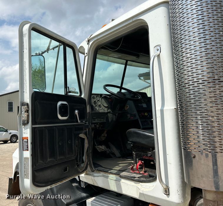 image for item EK4527 2001 Mack CL713 semi truck