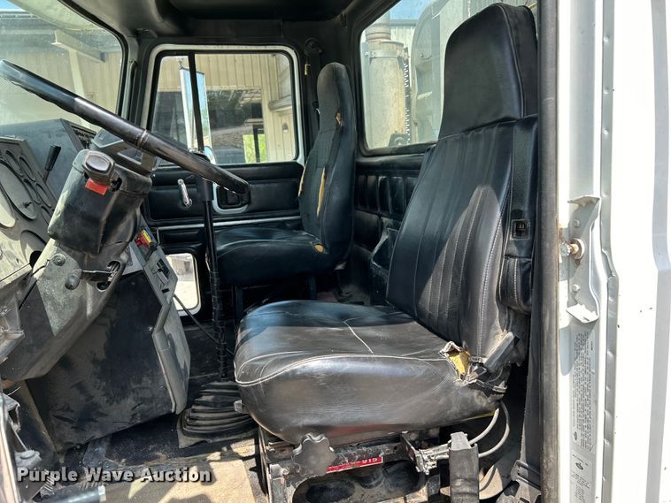 image for item EK4527 2001 Mack CL713 semi truck