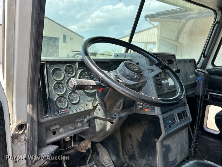 image for item EK4527 2001 Mack CL713 semi truck