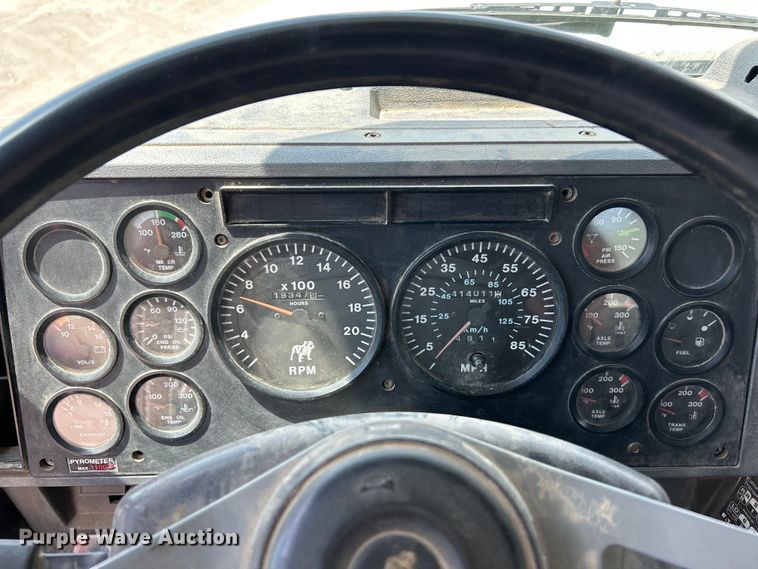 image for item EK4527 2001 Mack CL713 semi truck