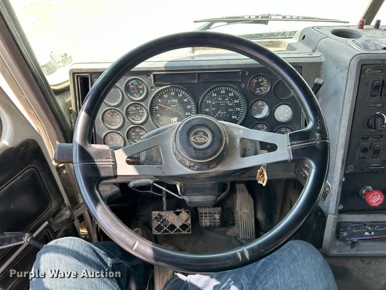 image for item EK4527 2001 Mack CL713 semi truck