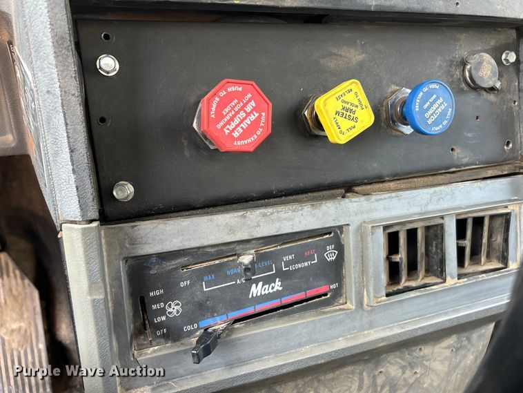 image for item EK4527 2001 Mack CL713 semi truck