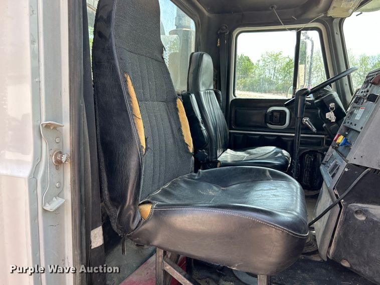 image for item EK4527 2001 Mack CL713 semi truck