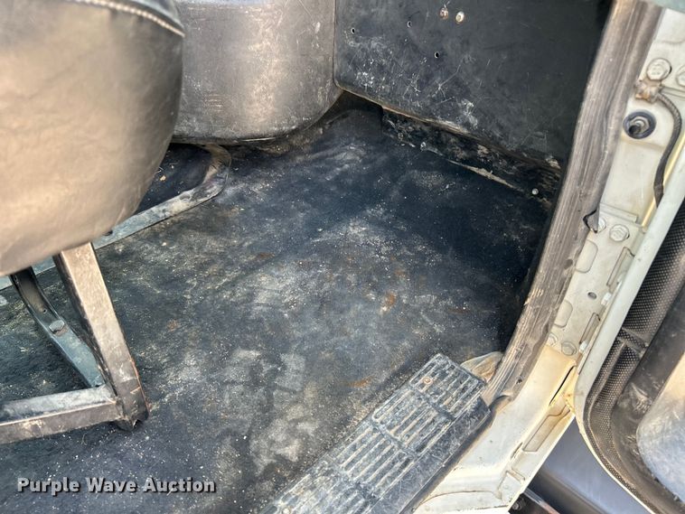 image for item EK4527 2001 Mack CL713 semi truck