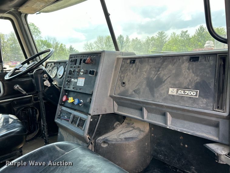 image for item EK4527 2001 Mack CL713 semi truck