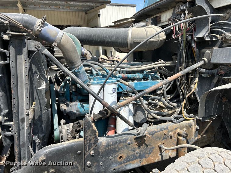 image for item EK4527 2001 Mack CL713 semi truck