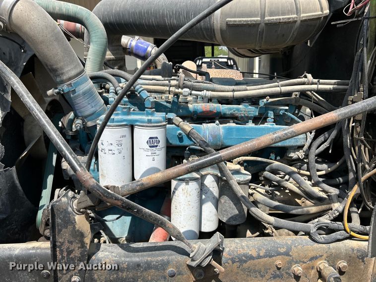 image for item EK4527 2001 Mack CL713 semi truck