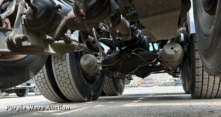 image for item EK4527 2001 Mack CL713 semi truck