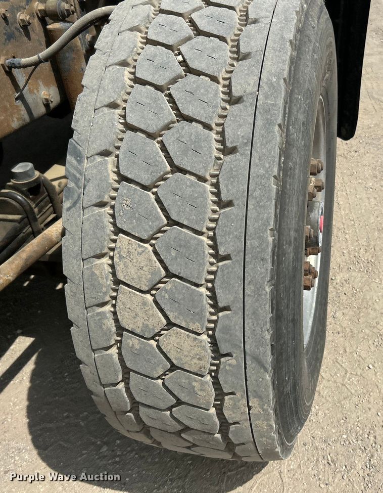 image for item EK4527 2001 Mack CL713 semi truck