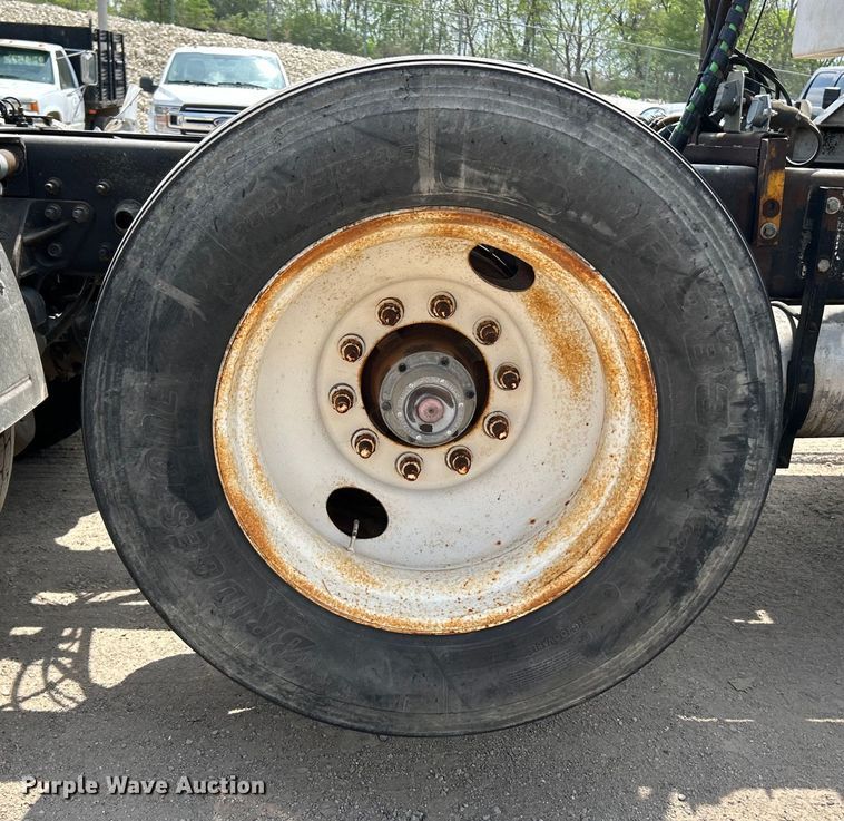 image for item EK4527 2001 Mack CL713 semi truck