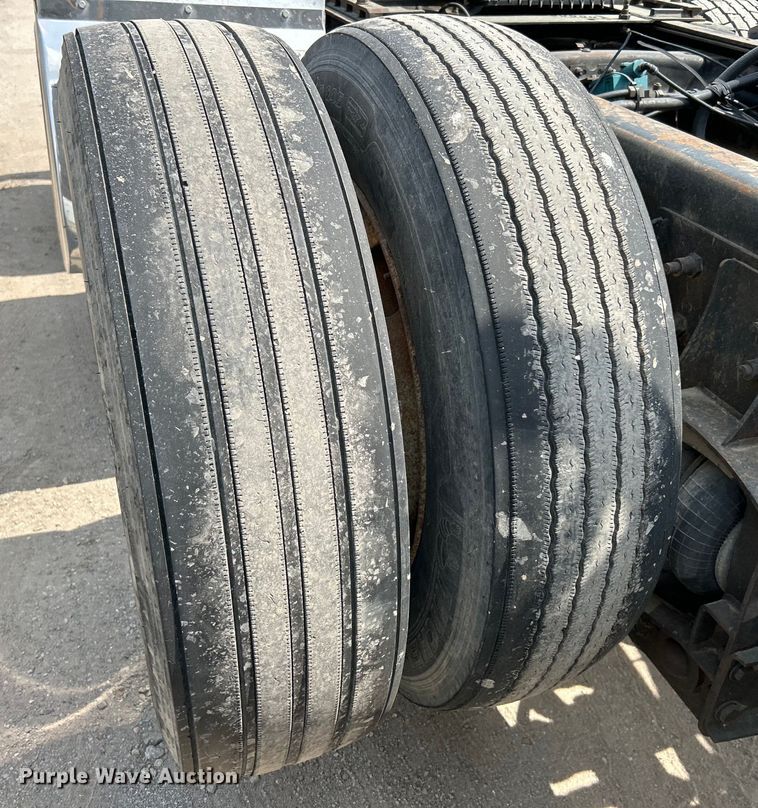 image for item EK4527 2001 Mack CL713 semi truck